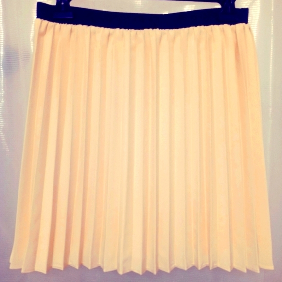 Willow & Clay Dresses & Skirts - Willow & Clay Yellow W/ Black trim waist Pleated Skirt Size Small
